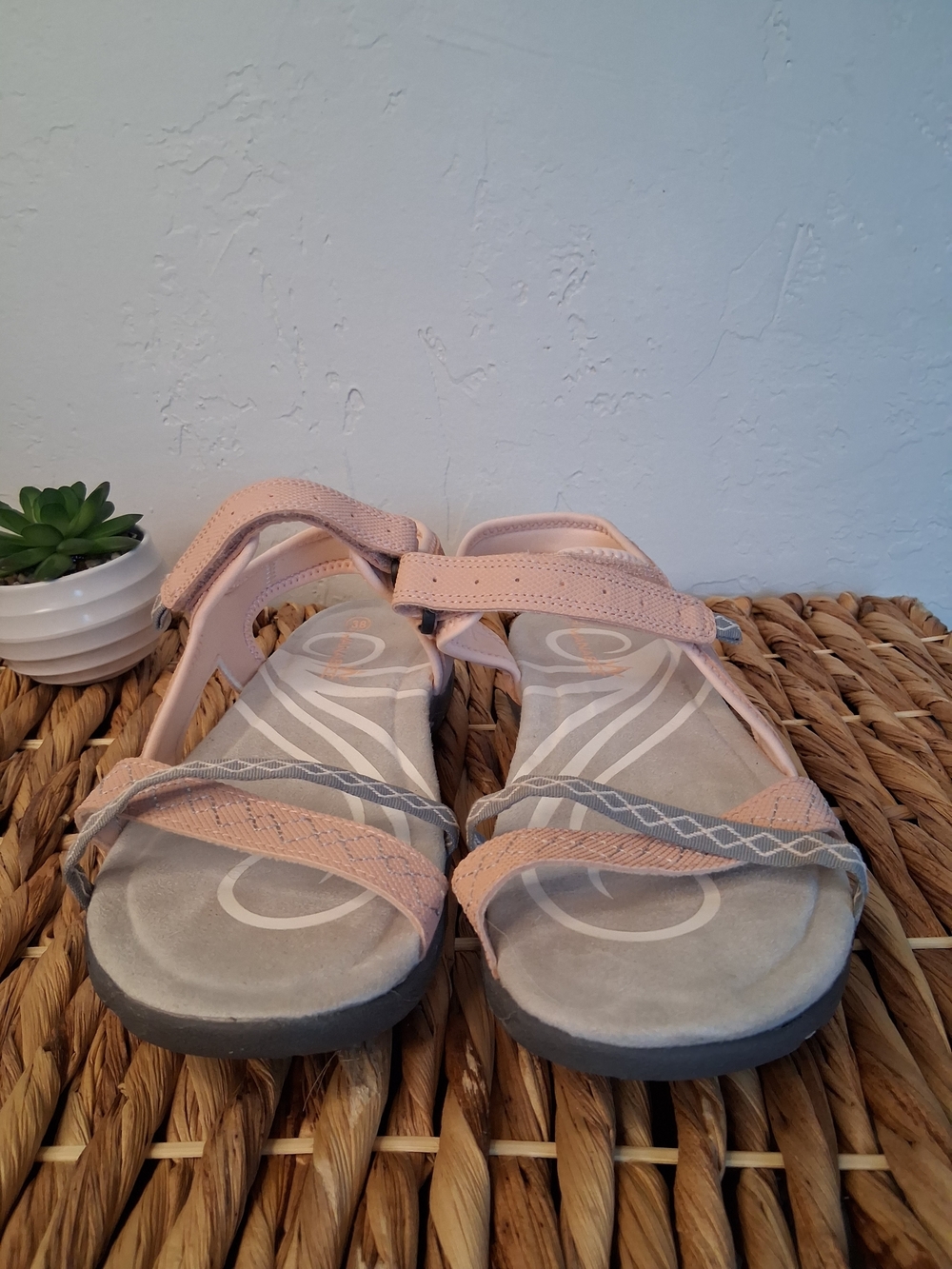 Wanabee Pink & Gray Strappy Athletic Walking Sandals | Size 38 (US 7.5) - Picture 3 of 7